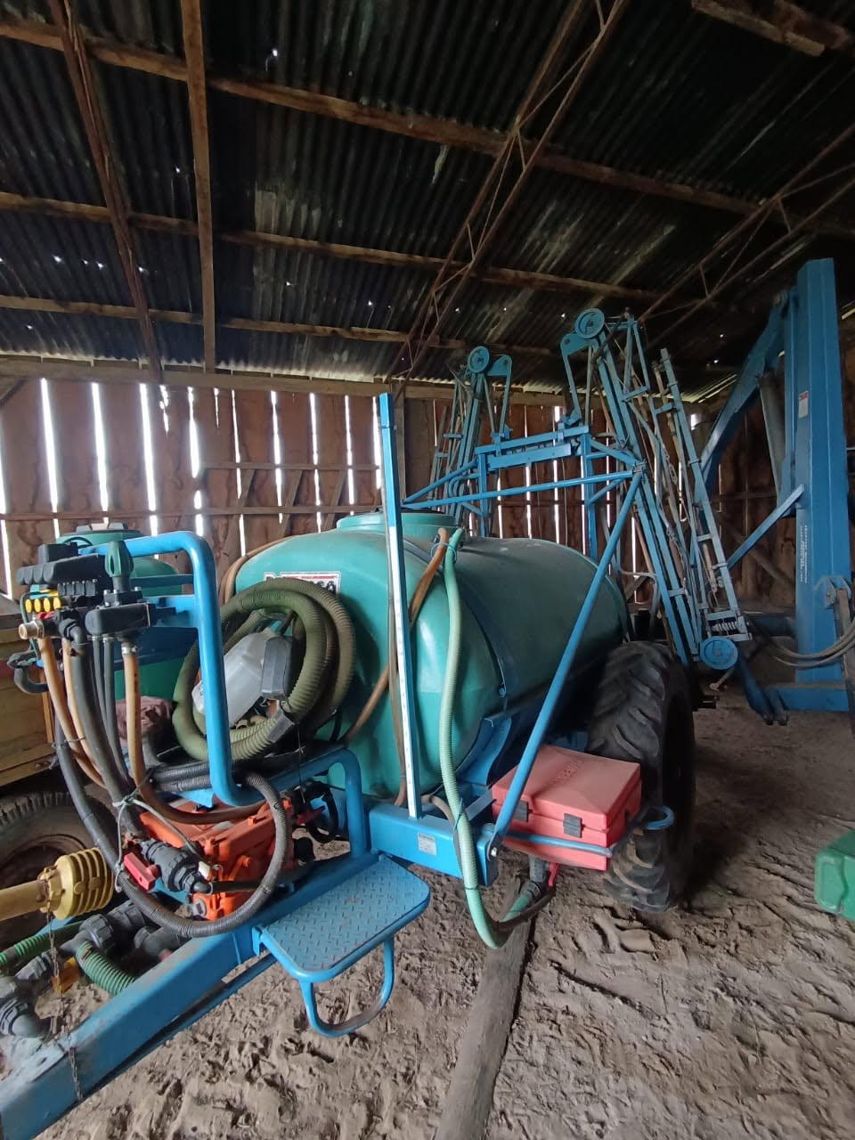 Pulverizador de Arrasto Cross Rubemaq 2.000 L — foto 2