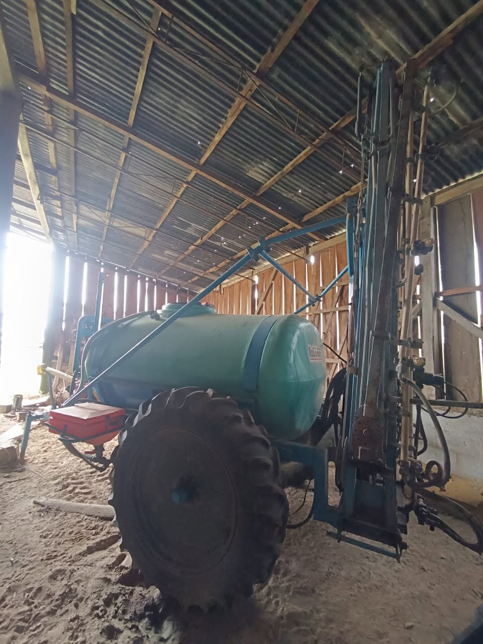 Pulverizador de Arrasto Cross Rubemaq 2.000 L